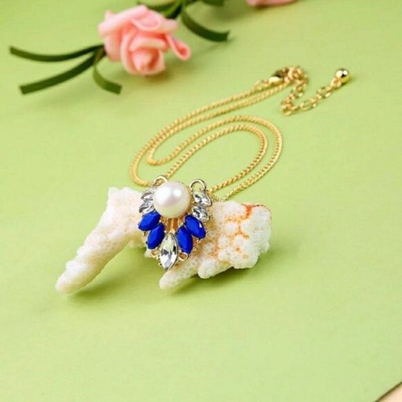 Blue Resin Rhinestone Pearl Minimalist Gold Pendant Necklace - Picture 5 of 9